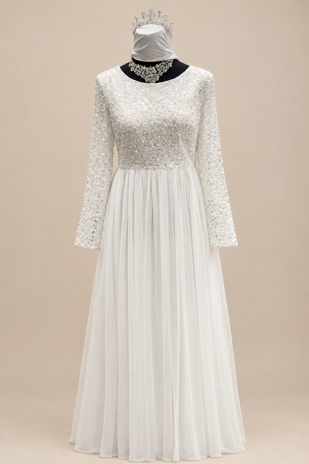 Robe de soirée blanche avec buste pailleté et manches longues sur fond beige clair