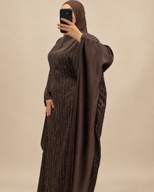 Abaya papillon marron, vue de profil sur fond beige