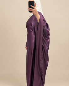Robe longue prune, vue de profil sur fond beige