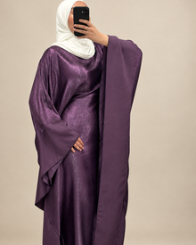 Robe longue prune, drapé des manches sur fond beige