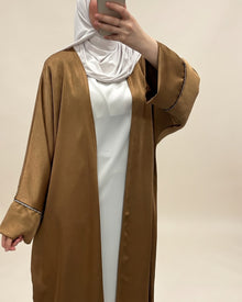 Kimono satiné manches strass, coloris camel