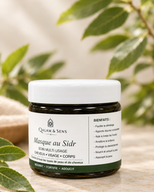 Gros plan du pot de masque au SIDR Qalam & Sens, avec couvercle blanc et étiquette présentant les usages et les bienfaits du soin.