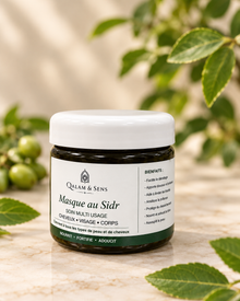 Pot de masque au SIDR Qalam & Sens 200 g pour les cheveux, le visage et le corps, présenté avec des feuilles vertes sur fond beige
