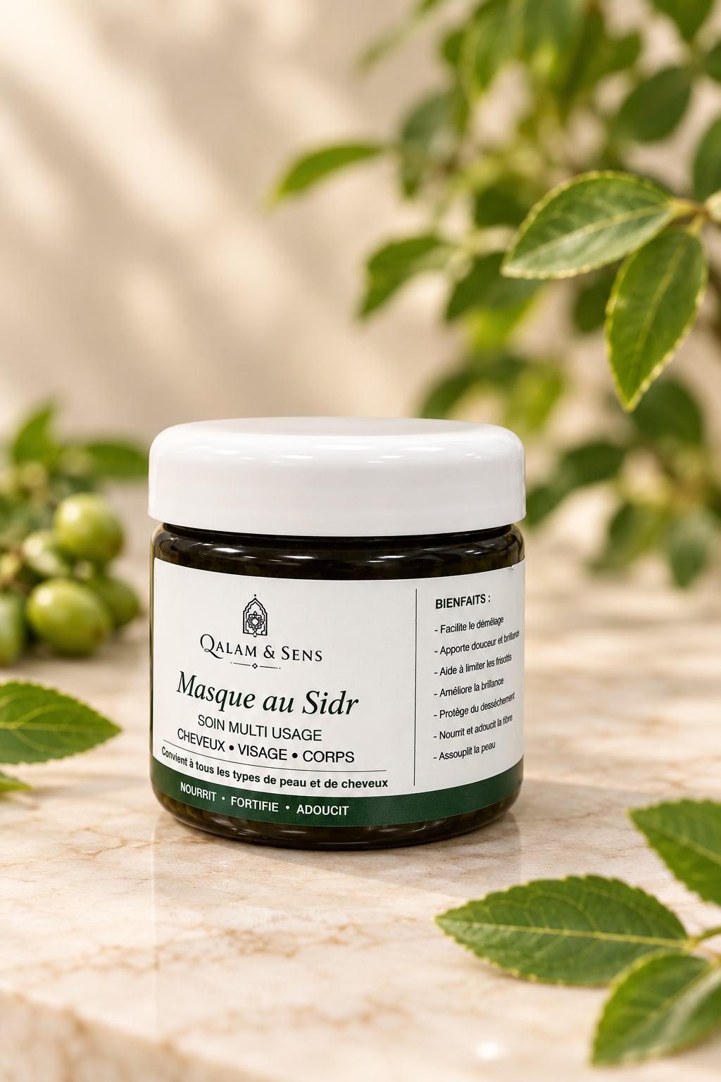 Pot de masque au SIDR Qalam & Sens 200 g pour les cheveux, le visage et le corps, présenté avec des feuilles vertes sur fond beige