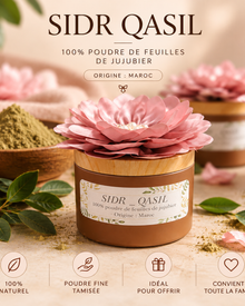  Poudre de SIDR en pot de 50 g décoré d’une fleur rose, présentée avec des feuilles de jujubier et un bol de poudre.

