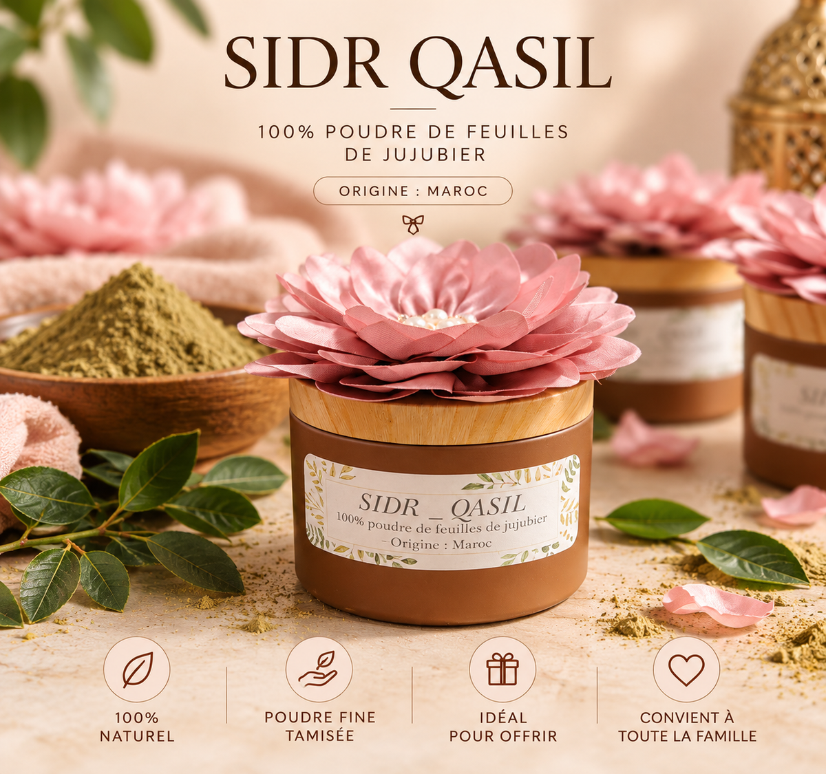  Poudre de SIDR en pot de 50 g décoré d’une fleur rose, présentée avec des feuilles de jujubier et un bol de poudre.

