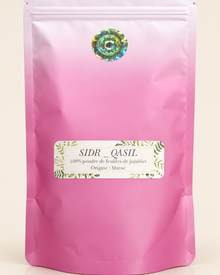 Vue de face du sachet rose de poudre de SIDR sur fond beige, avec étiquette SIDR QASIL et fermeture refermable.