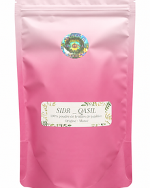 Sachet rose de poudre de SIDR vu de face sur fond blanc, avec fermeture refermable et étiquette indiquant l’origine Maroc