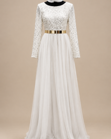Robe blanche entière avec ceinture sur fond beige