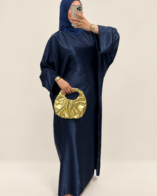 Robe satinée cintrée bleue sur fond harmonisé