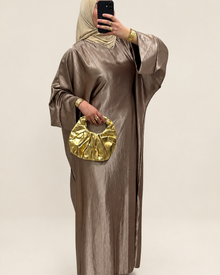 Robe satinée cintrée camel sur fond harmonisé