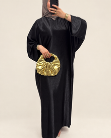 Robe satinée cintrée noire sur fond harmonisé