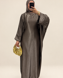 Robe satinée cintrée taupe sur fond harmonisé