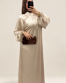 Robe satinée col montant beige, fond harmonisé