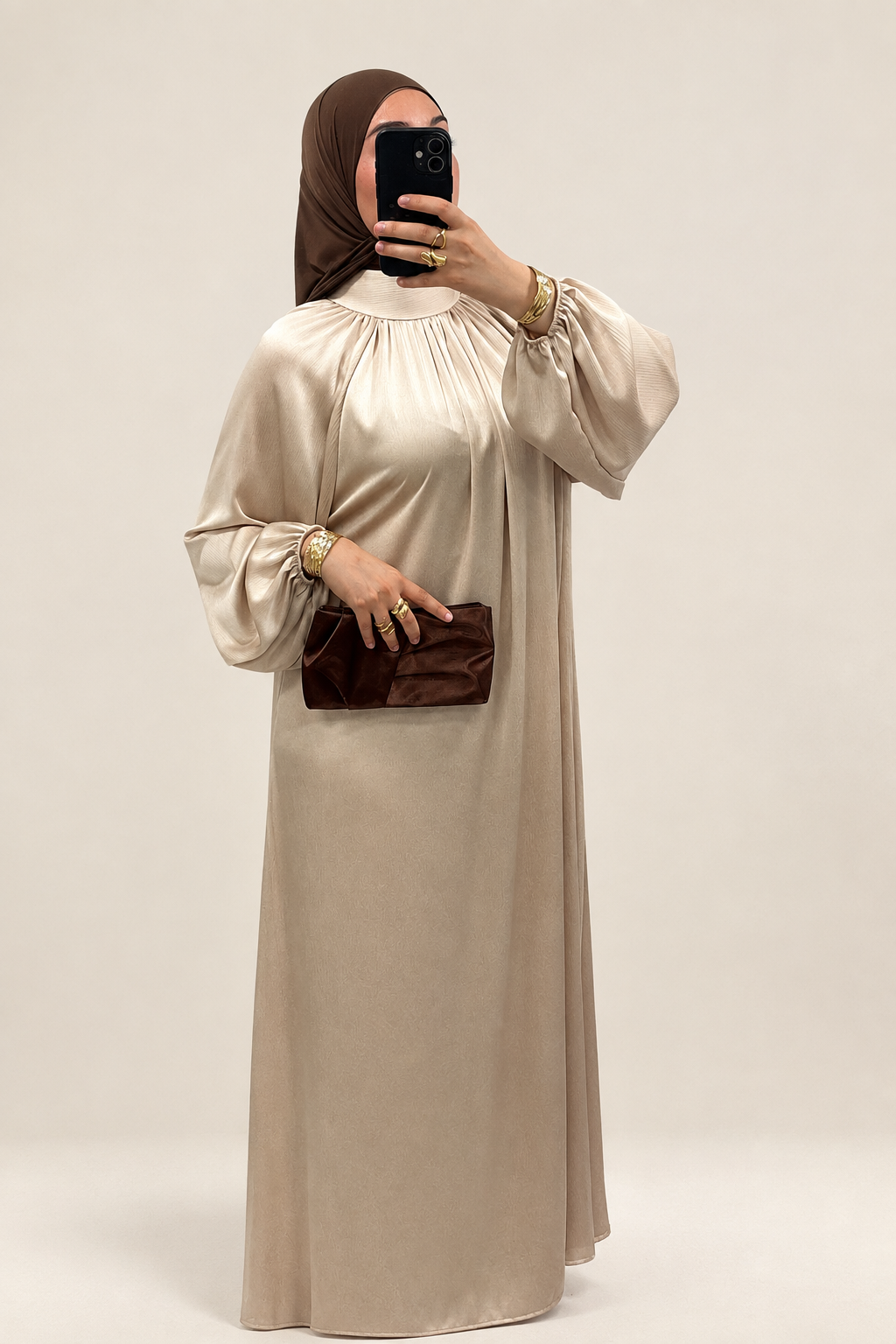 Robe satinée col montant beige, fond harmonisé
