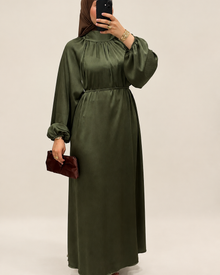 Robe satinée col montant kaki, fond harmonisé