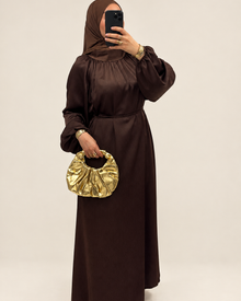 Robe satinée col montant marron, fond harmonisé
