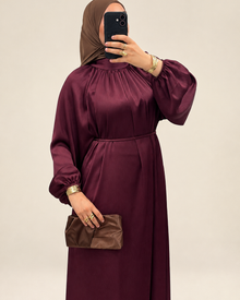 Robe satinée col montant rouge, fond harmonisé