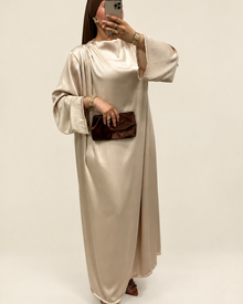 Robe satinée plissée beige, essai de nouveau fond