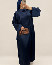 Robe satinée plissée bleu nuit, essai de nouveau fond