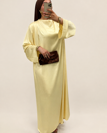 Robe satinée plissée jaune, essai de nouveau fond