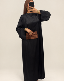 Robe satinée plissée noire, essai de nouveau fond