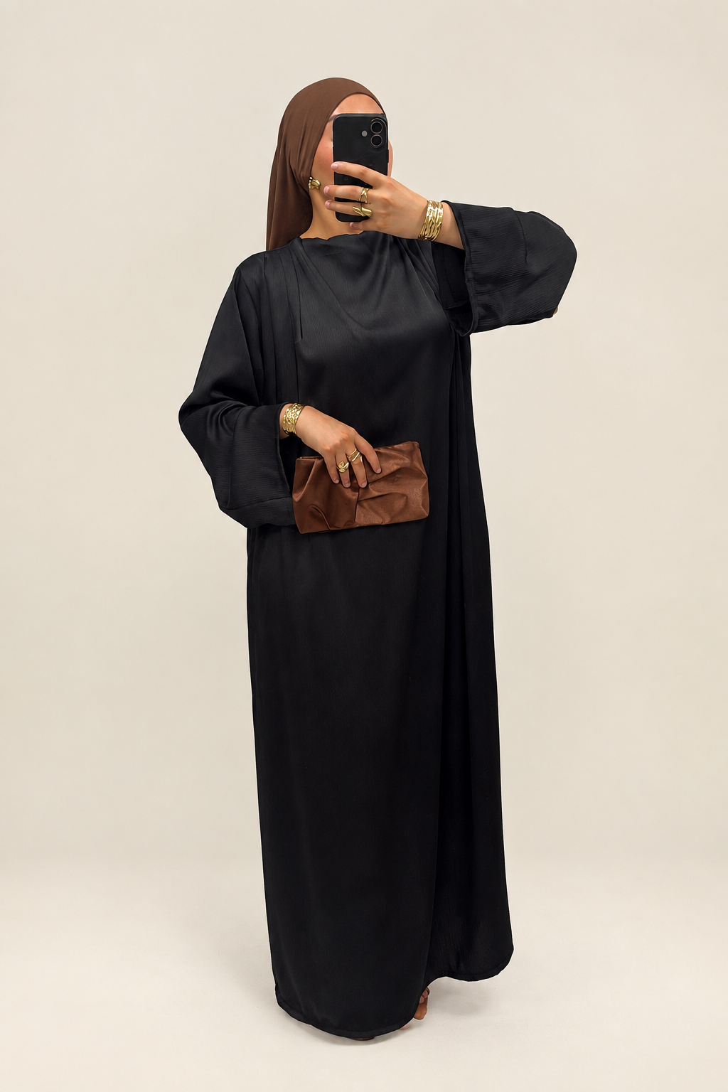 Robe satinée plissée noire, essai de nouveau fond