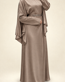 Robe longue satinée à col montant et poignets ornés de strass
