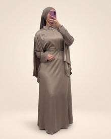 Robe satinée col et manches strass, détail du col
