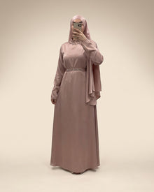 Robe satinée col et manches strass, de profil