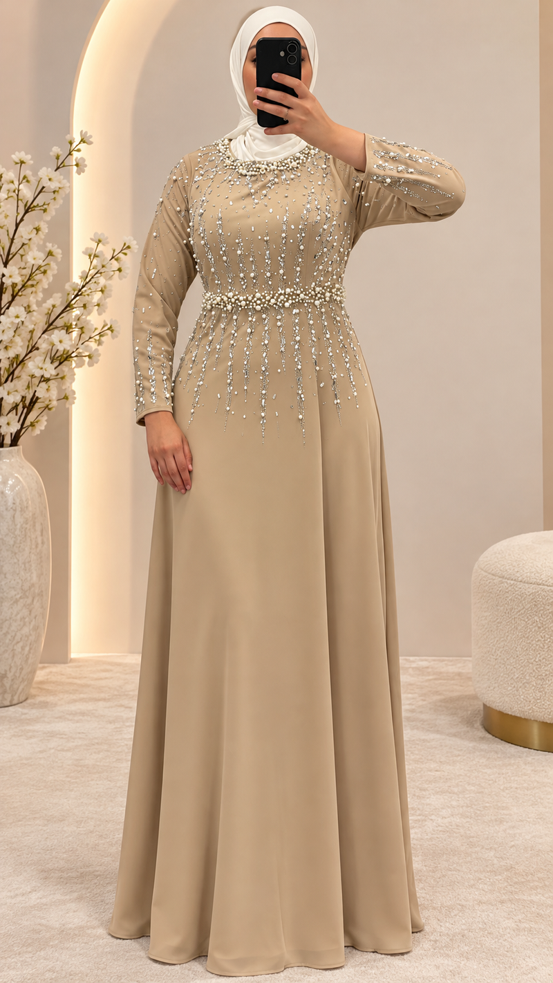 Robe de soirée beige à perles et strass – Coupe longue élégante