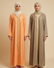 Robes abricot et kaki sans ceinture portées par deux mannequins sur fond beige
