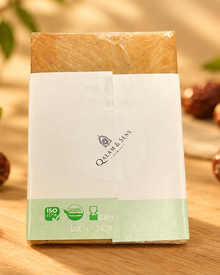 Dos de l’emballage du savon au SIDR (jujubier) Qalam & Sens, avec le logo de la marque, présenté sur un support en bois