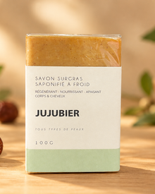 Savon surgras au SIDR (jujubier) 100 g, saponifié à froid pour le corps et les cheveux, présenté de face avec des fruits et des feuilles.