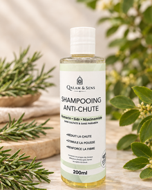 Flacon de shampooing au SIDR, romarin et niacinamide Qalam & Sens 200 ml, présenté avec des branches de romarin et des feuilles vertes de sidr jujubier