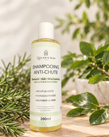 Vue de face du shampooing au SIDR, romarin et niacinamide Qalam & Sens 200 ml, avec son étiquette blanche et verte et son bouchon blanc