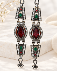 Bracelet berbère Kahina serti de pierres et de strass sur fond clair