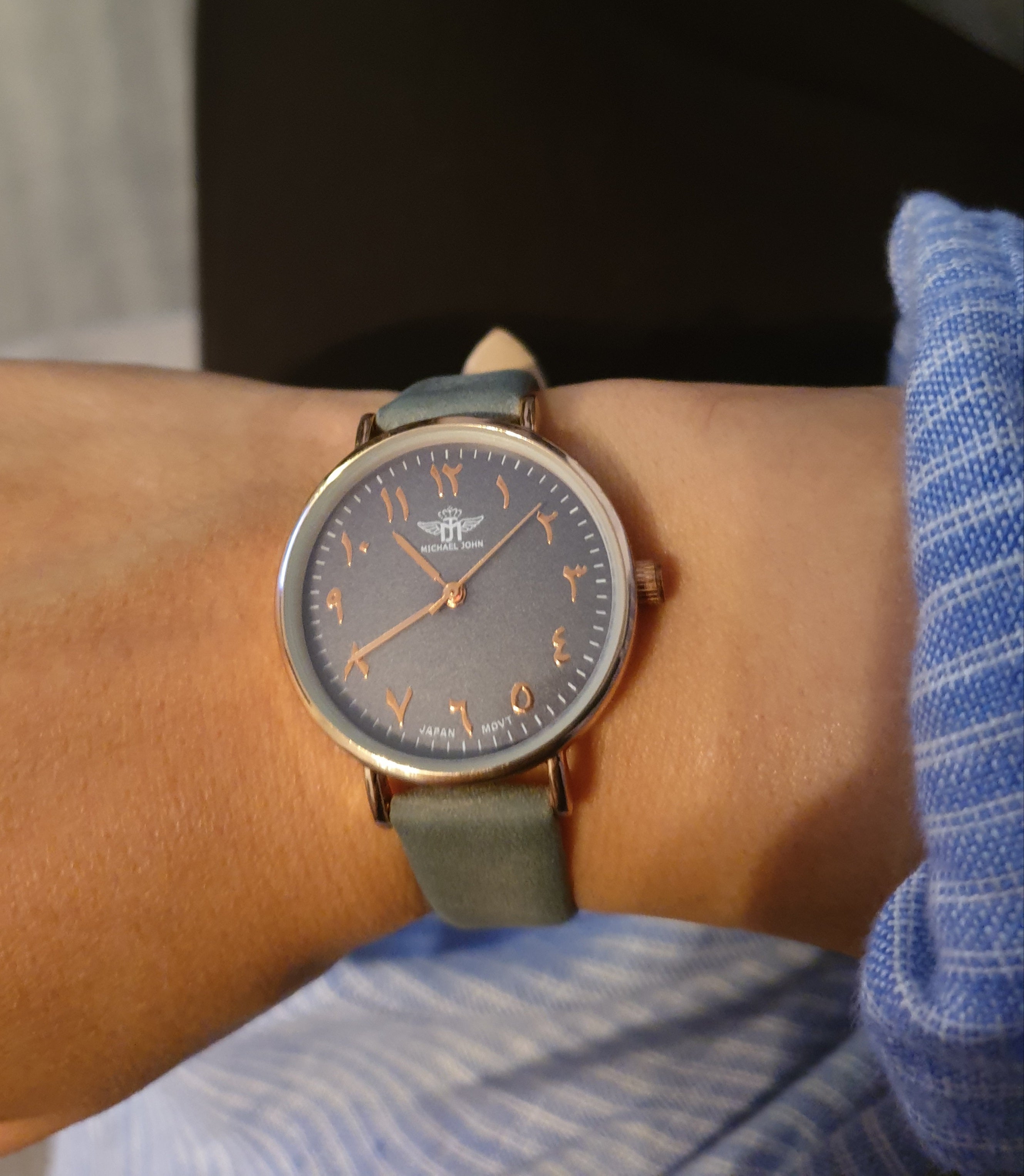 MONTRE CHIFFRES ARABES / INDIENS  Petit format