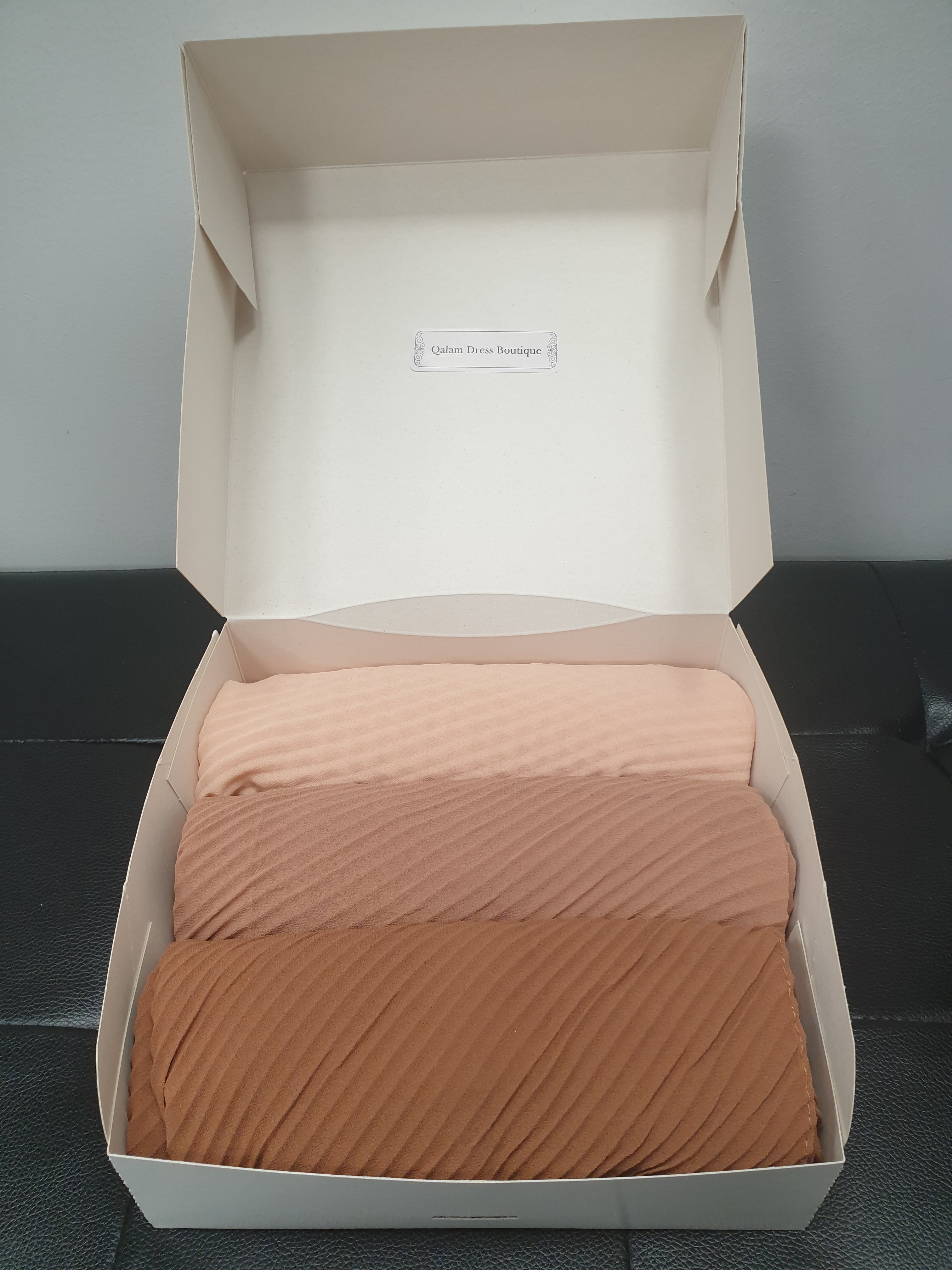 Box femme hijab mousseline gaufré à offrir cadeau hijeb jilbab jilbeb kimono abaya robe ensemble palazzo tunique musc accessoire qalam dress boutique vêtement femme musulmane voilée pas cher mode modeste modest fashion mode pudique