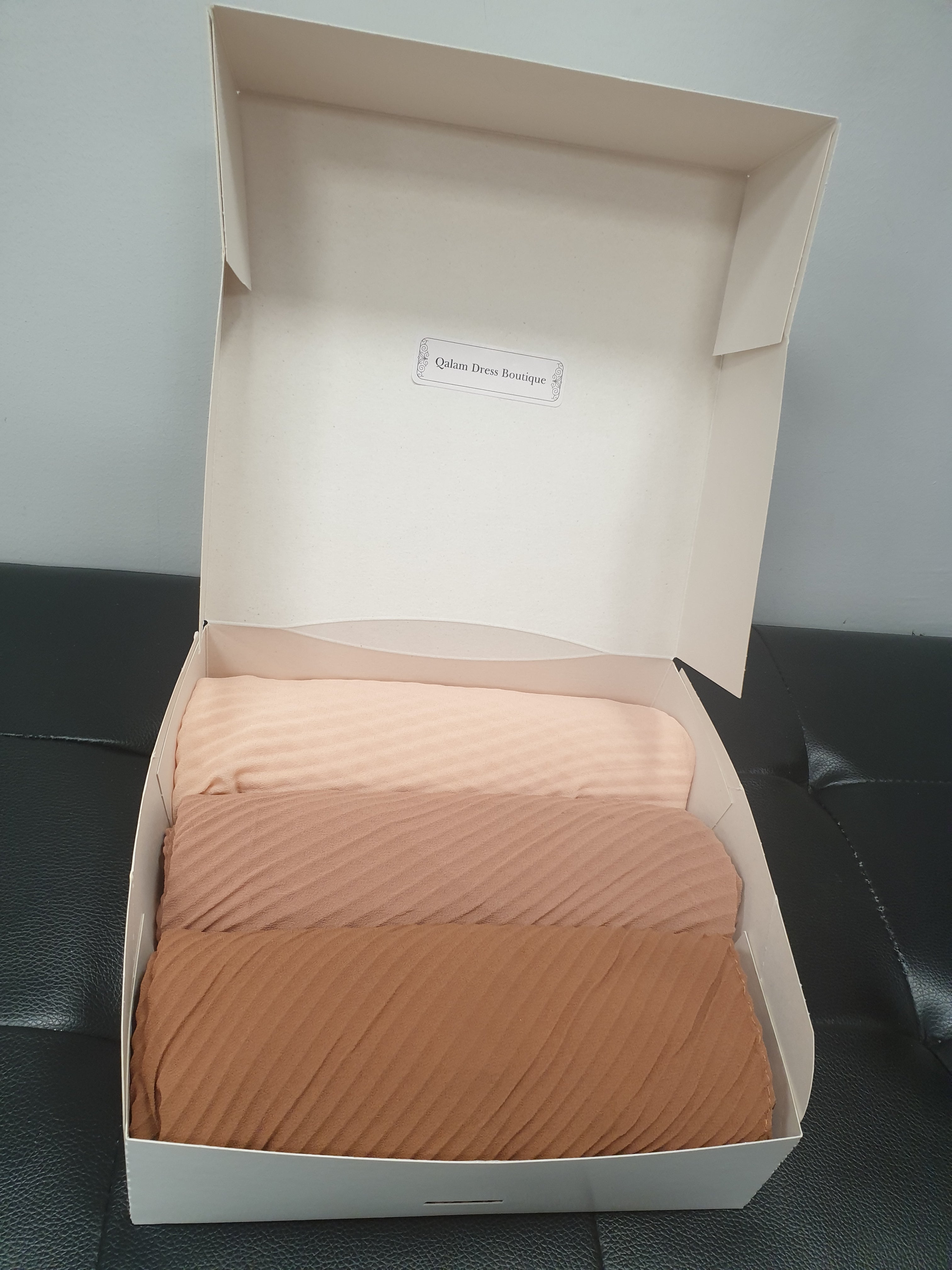 Box femme hijab mousseline gaufré à offrir cadeau hijeb jilbab jilbeb kimono abaya robe ensemble palazzo tunique musc accessoire qalam dress boutique vêtement femme musulmane voilée pas cher mode modeste modest fashion mode pudique