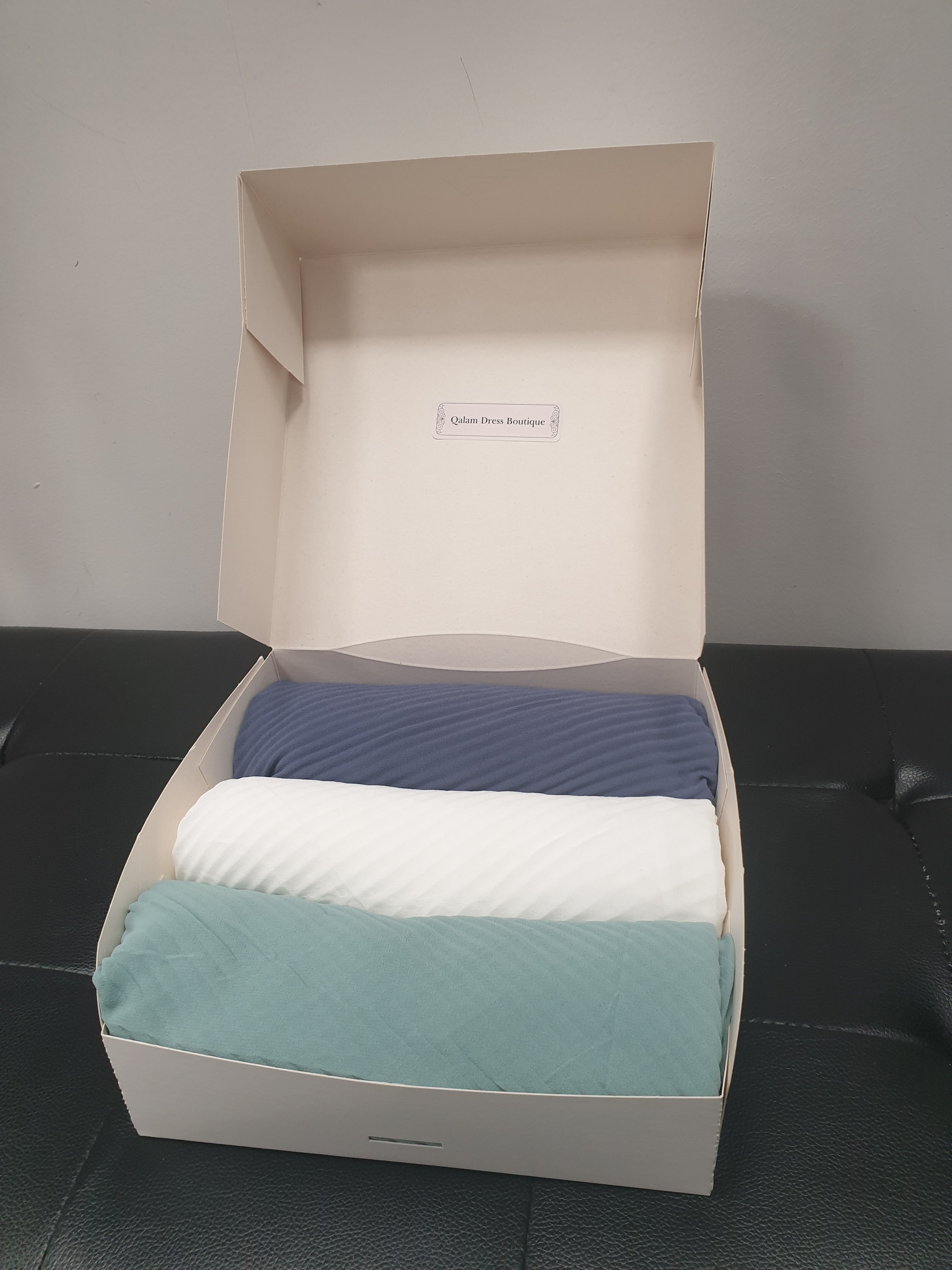 Box femme hijab mousseline gaufré à offrir cadeau hijeb jilbab jilbeb kimono abaya robe ensemble palazzo tunique musc accessoire qalam dress boutique vêtement femme musulmane voilée pas cher mode modeste modest fashion mode pudique