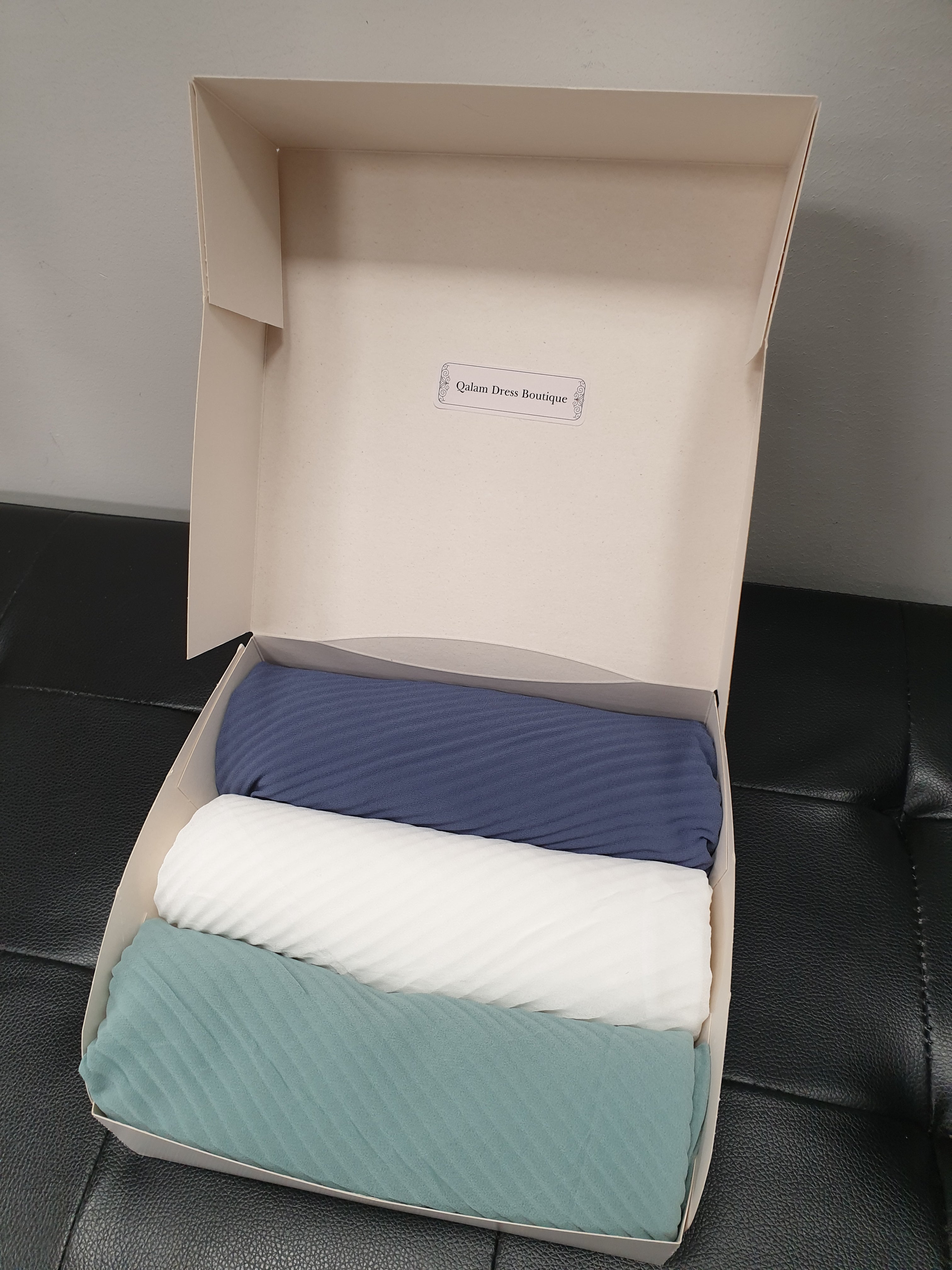 Box femme hijab mousseline gaufré à offrir cadeau hijeb jilbab jilbeb kimono abaya robe ensemble palazzo tunique musc accessoire qalam dress boutique vêtement femme musulmane voilée pas cher mode modeste modest fashion mode pudique