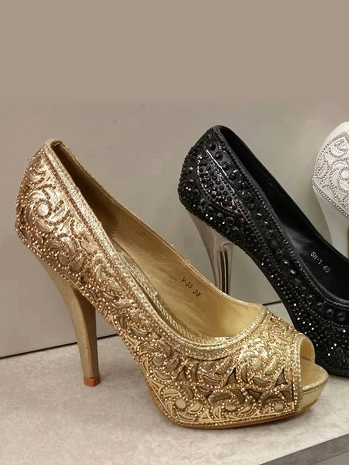 chaussures a talon a strass doré, blanc abaya hijab tunique jilbeb mode modeste fashion boutique musulmane femmes voilées