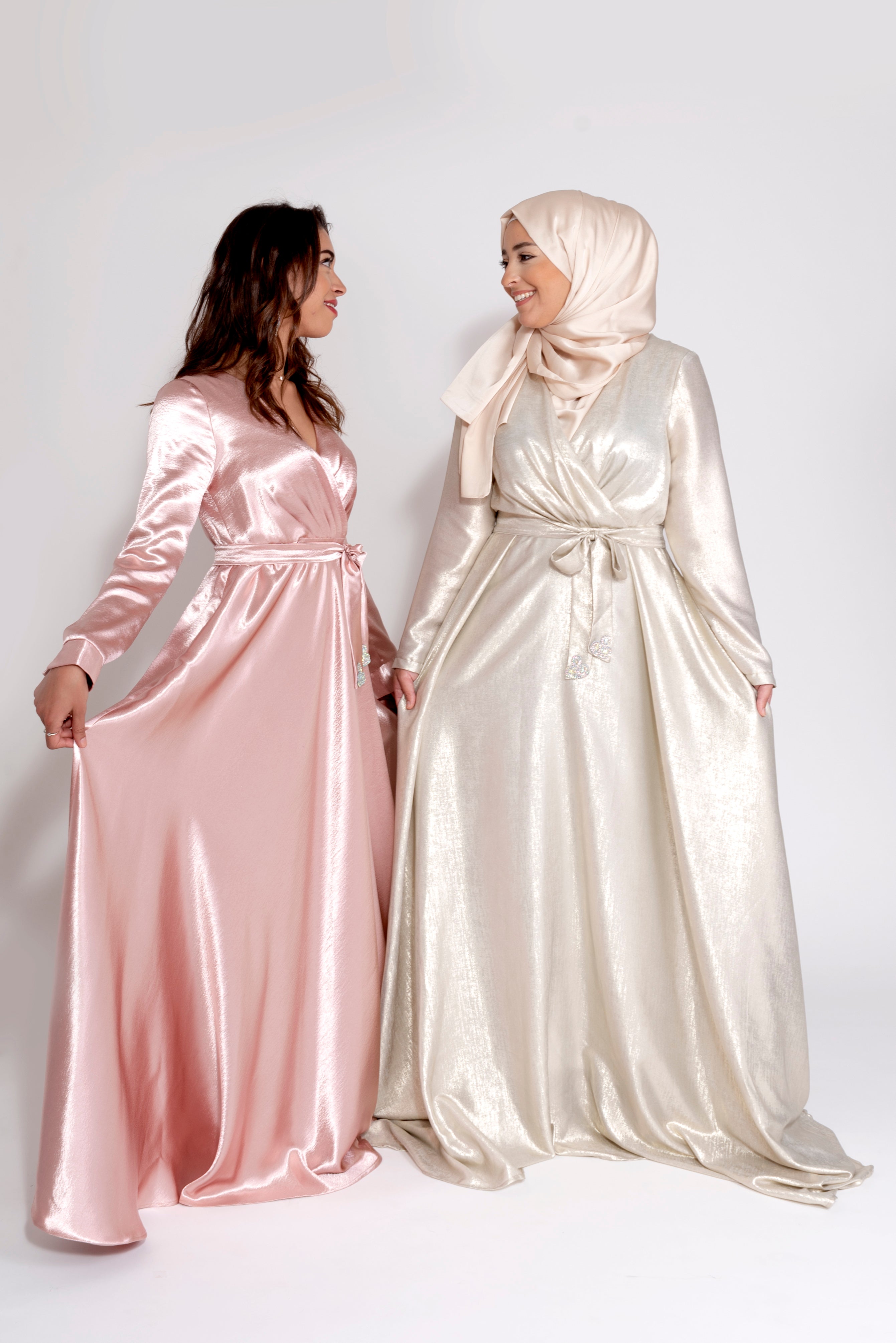 Robe du Soir Shiny Création Satin Écru reflets doré - Tendance Hijab