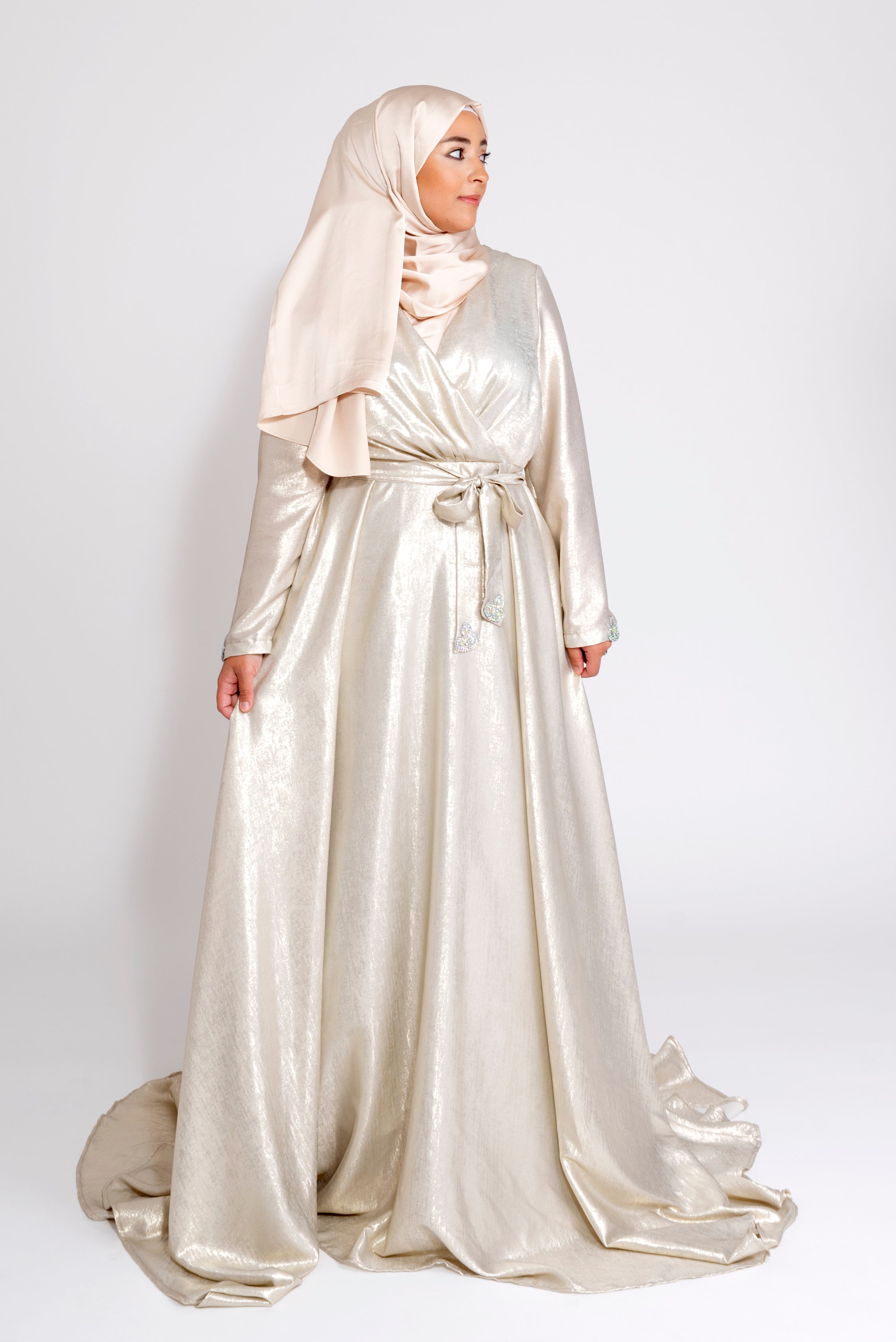 Robe du Soir Shiny Création Satin Écru reflets doré - Tendance Hijab