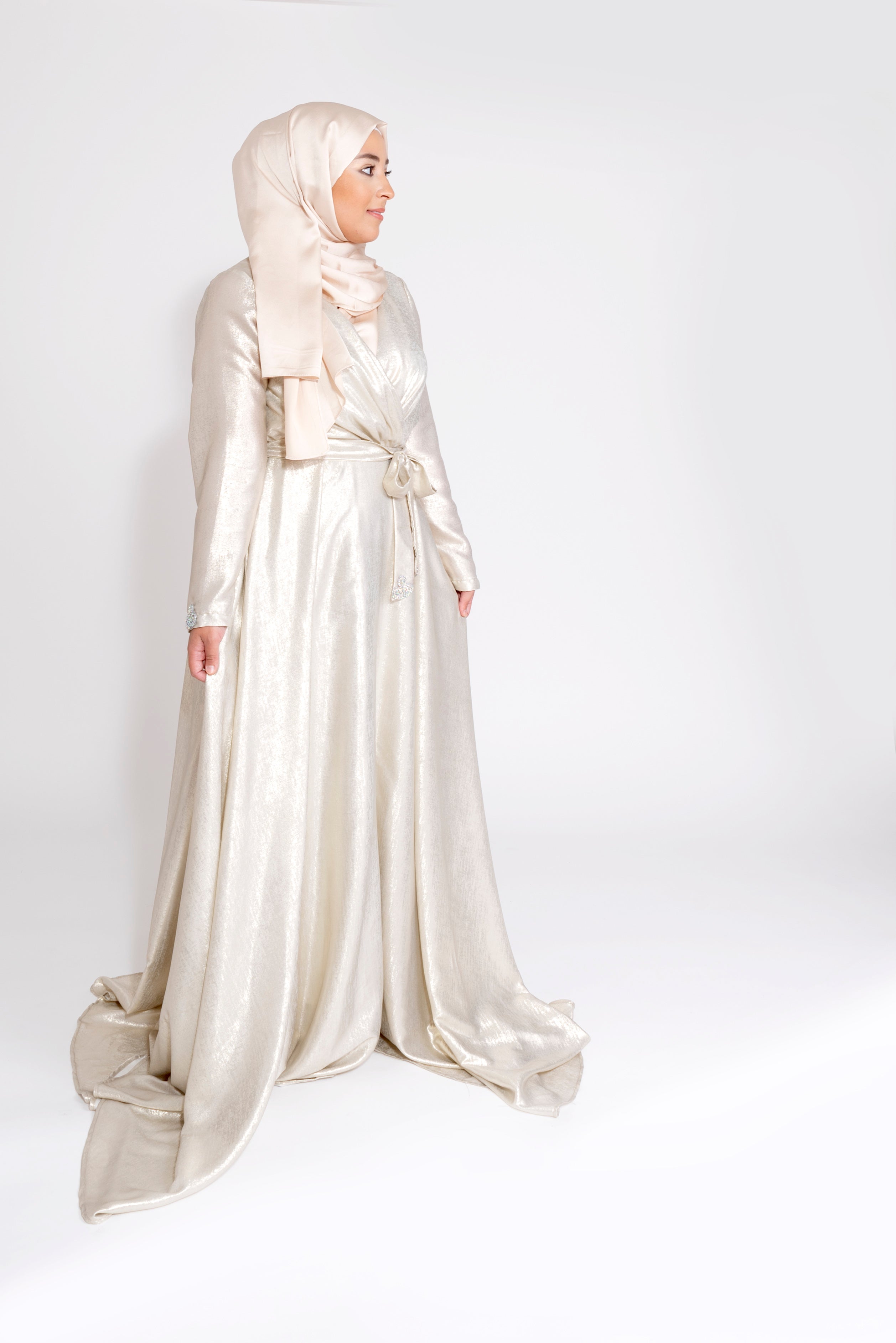 Robe du Soir Shiny Création Satin Écru reflets doré - Tendance Hijab