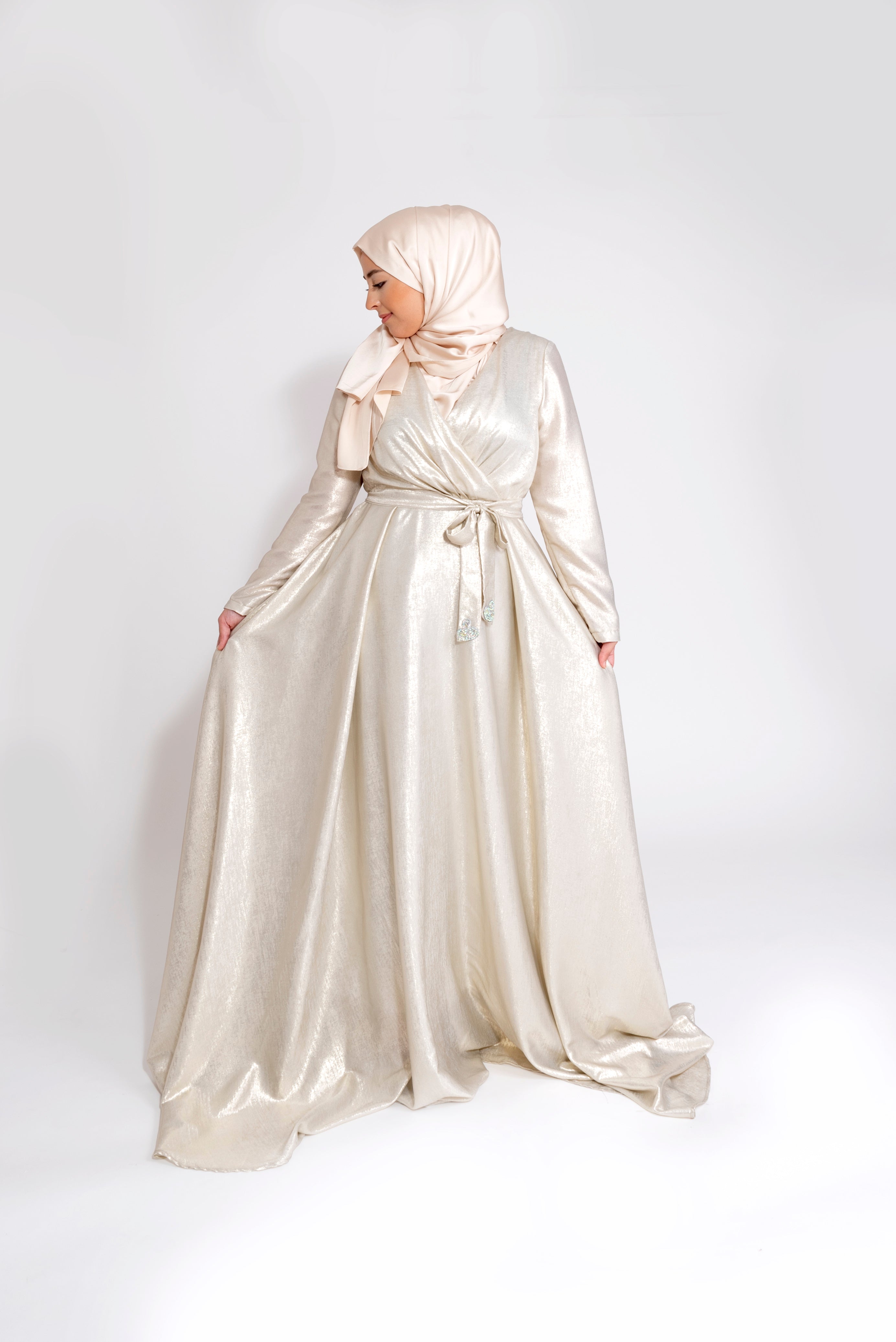 Robe du Soir Shiny Création Satin Écru reflets doré - Tendance Hijab