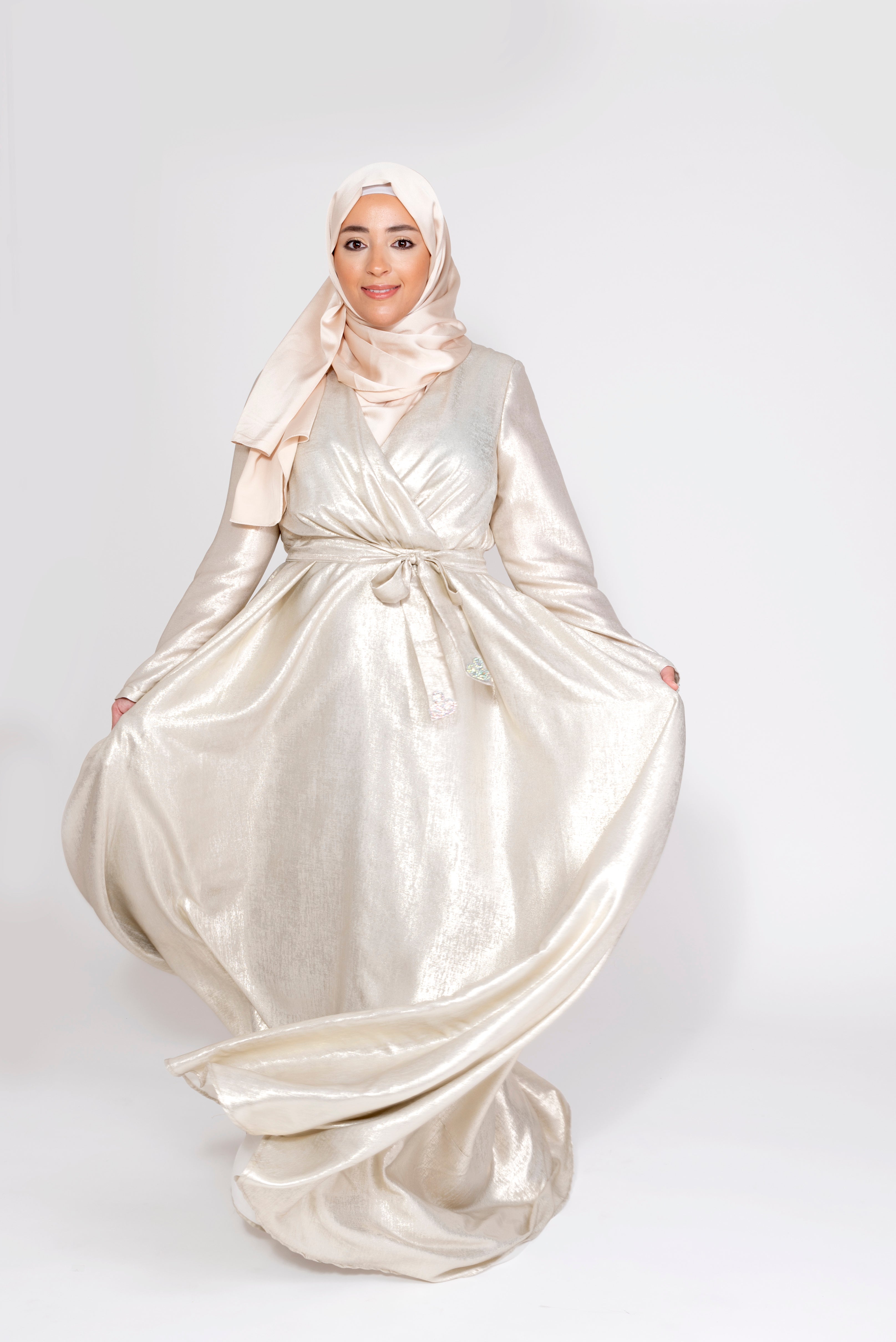 Robe du Soir Shiny Création Satin Écru reflets doré - Tendance Hijab