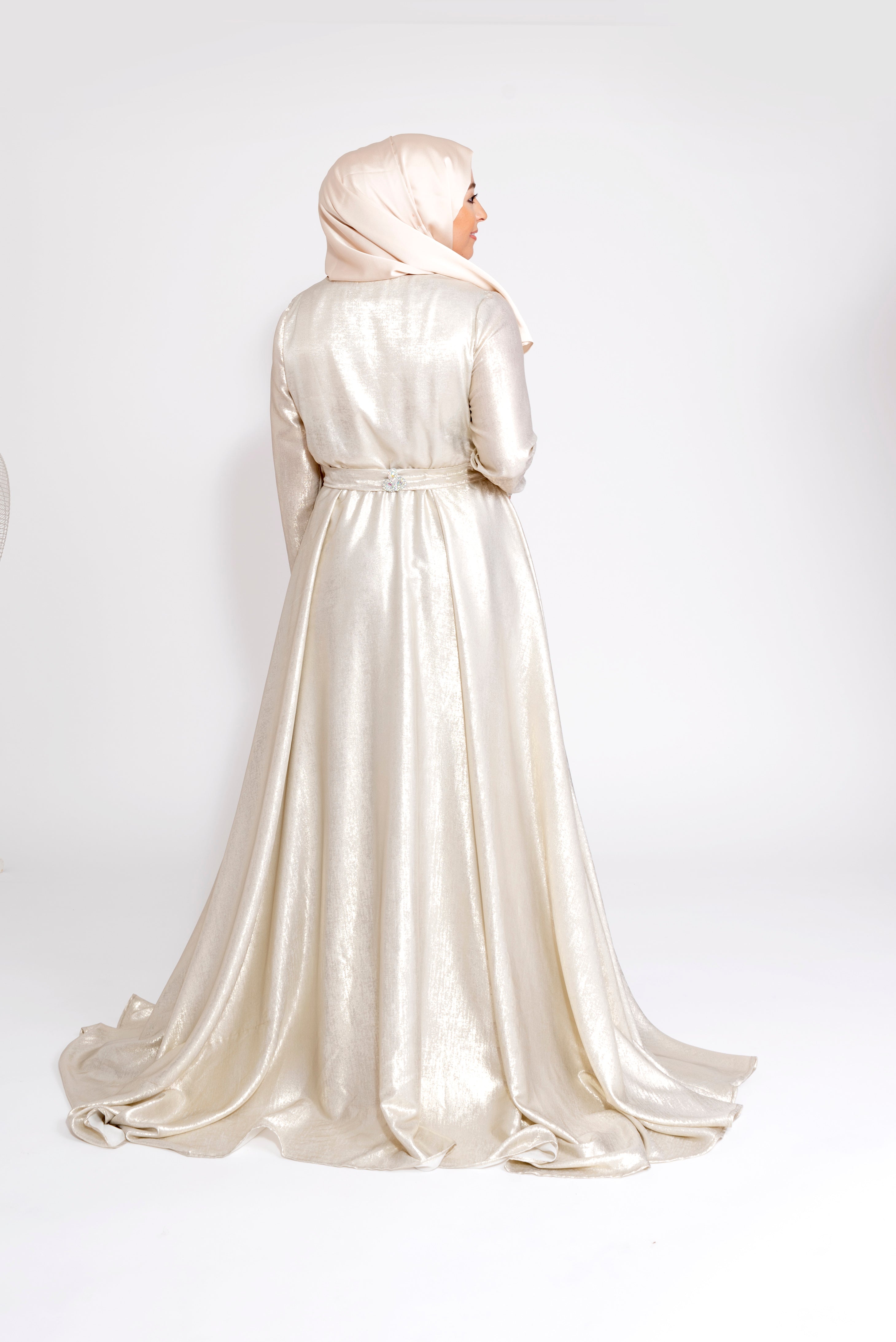 Robe du Soir Shiny Création Satin Écru reflets doré - Tendance Hijab