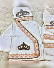 Ensemble de naissance bébé fille présenté en coffret cadeau